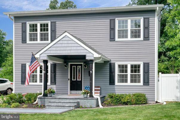 Exterior, Facade, Split Level