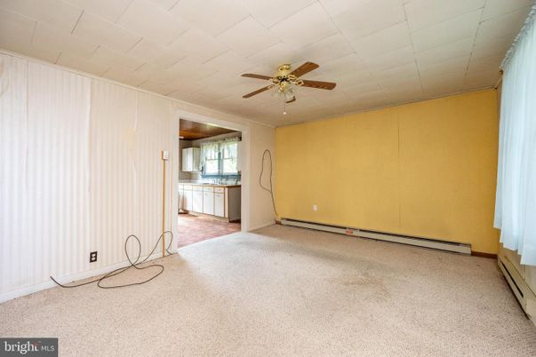 Empty room, Interior