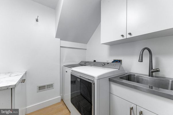 Interior, Washer, Wood Texture Flooring