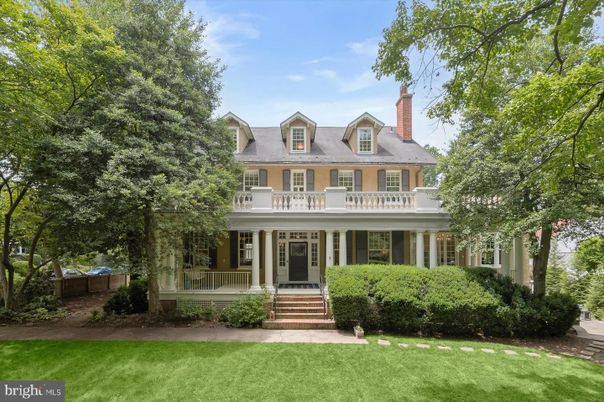 Exterior, Facade, American Foursquare