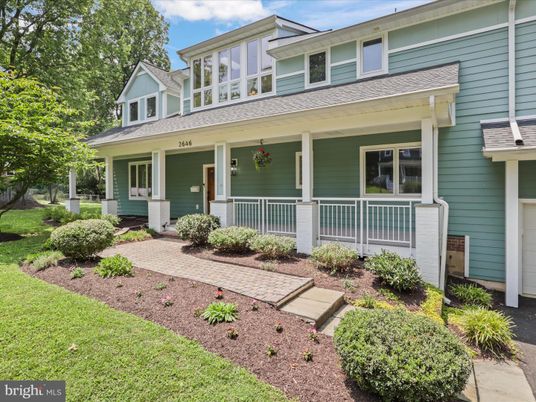 Exterior, Facade, American Foursquare