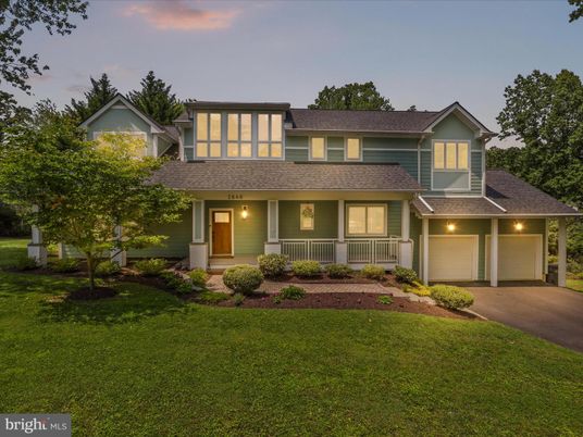 Attached, Exterior, Facade, Farmhouse