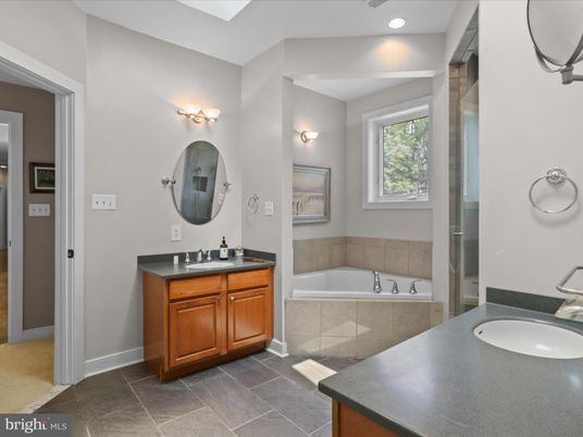Bathroom, Dual Sink Vanities, Interior, Recessed Lighting