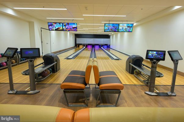 Fitness Equipment, Interior, Recessed Lighting, Wood Texture Flooring