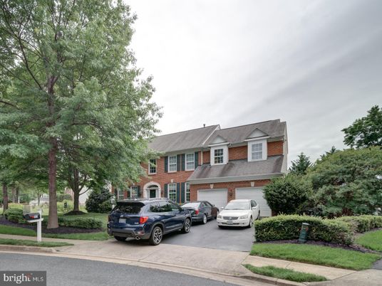 Attached, Exterior, Facade, Brick Facade, Georgian