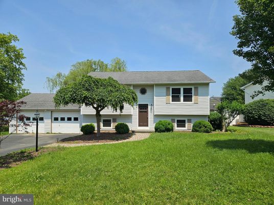 Attached, Exterior, Facade, Raised Ranch