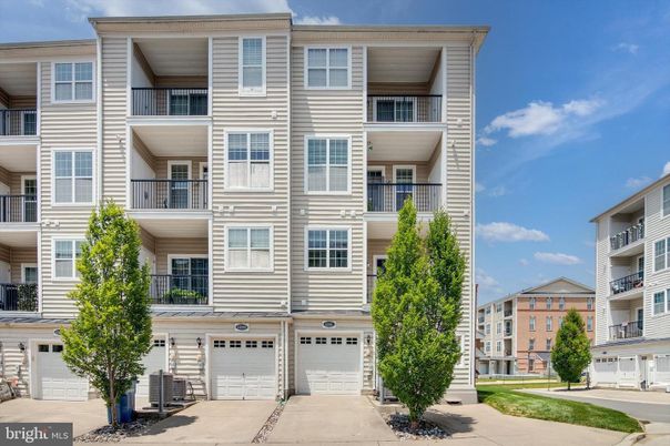 Attached, Exterior, Facade, Rowhouse