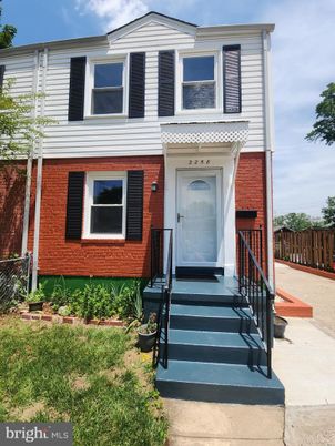 Exterior, Facade, Brick Facade, Rowhouse