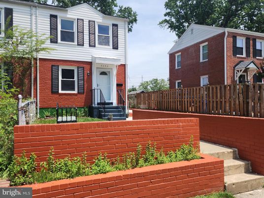 Exterior, Facade, Brick Facade, Rowhouse