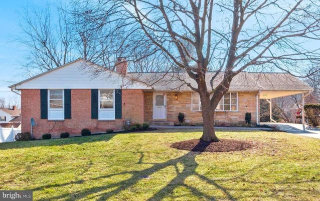 Exterior, Facade, Brick Facade, Ranch