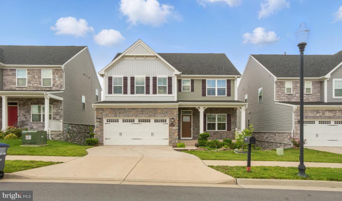 Attached, Exterior, Facade, Rowhouse