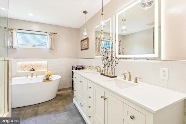Bathroom, Dual Sink Vanities, Free Standing Baths, Interior, Pendant Lights, Recessed Lighting