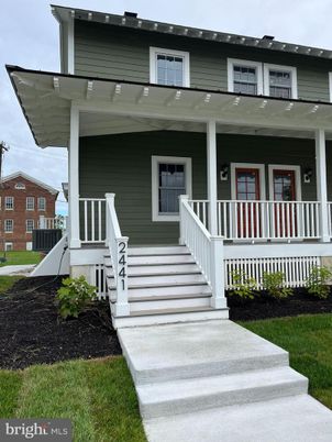 Exterior, Facade, American Foursquare
