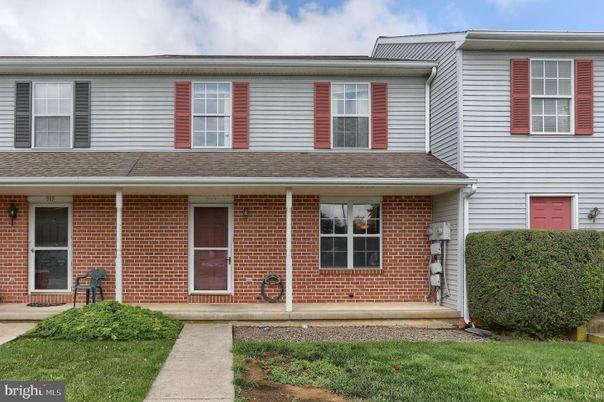 Exterior, Facade, Brick Facade, Raised Ranch
