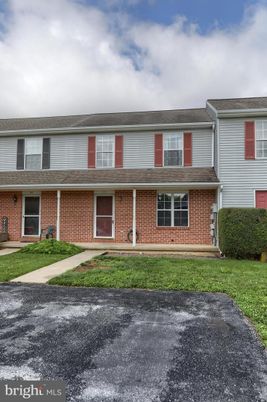 Exterior, Facade, Brick Facade, Raised Ranch