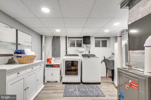 Interior, Recessed Lighting, Washer, Wood Texture Flooring