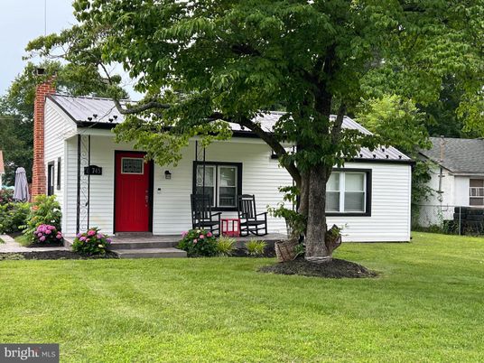 Exterior, Facade, Farmhouse