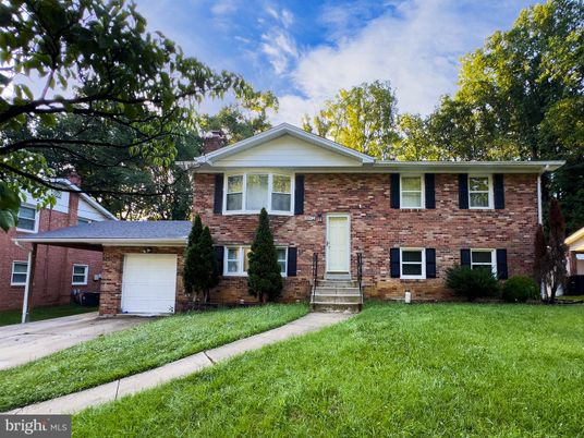 Attached, Exterior, Facade, Brick Facade, Split Level