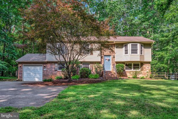 Attached, Exterior, Facade, Brick Facade, Raised Ranch