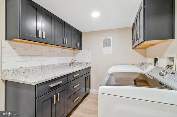Interior, Recessed Lighting, Washer, Wood Texture Flooring