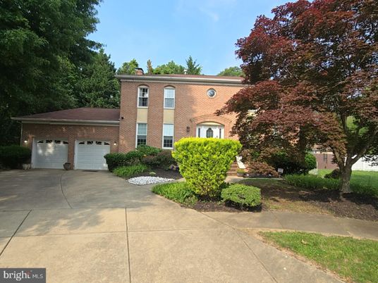 Attached, Exterior, Facade, Brick Facade, Georgian