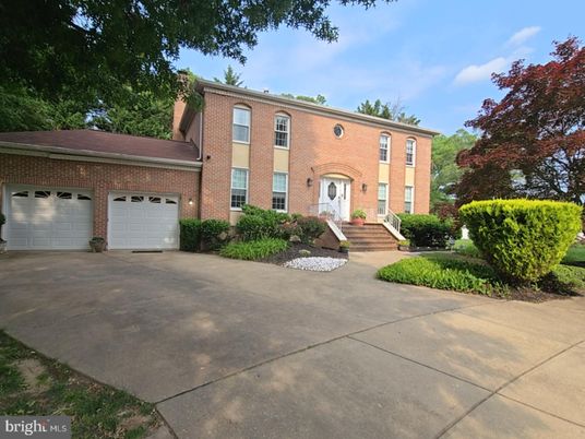 Attached, Exterior, Facade, Brick Facade, Georgian