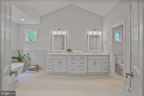 Bathroom, Dual Sink Vanities, Interior, Recessed Lighting