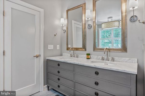 Bathroom, Dual Sink Vanities, Interior
