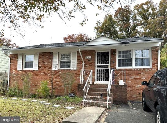 Exterior, Facade, Brick Facade, Raised Ranch