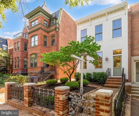 Exterior, Facade, Brick Facade, Rowhouse