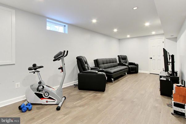 Fitness Equipment, Interior, Recessed Lighting, Wood Texture Flooring