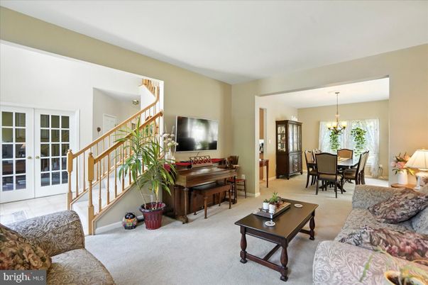 Chandelier, Dining room, Interior, Living room, Piano