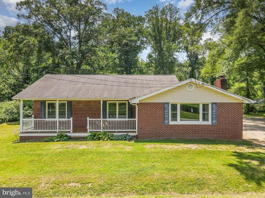 Exterior, Facade, Brick Facade, Ranch