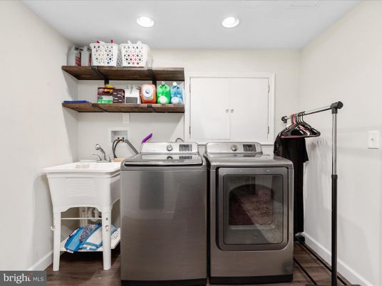 Interior, Recessed Lighting, Washer, Wood Texture Flooring