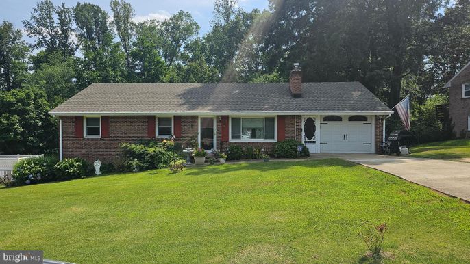 Attached, Exterior, Facade, Brick Facade, Cape Cod