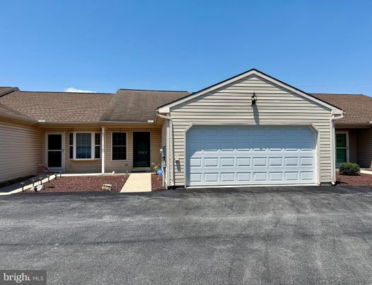 Attached, Exterior, Facade, Ranch