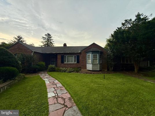 Backyard, Exterior, Facade, Brick Facade, Ranch