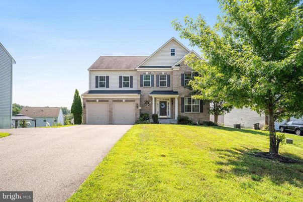 Attached, Exterior, Facade, Farmhouse