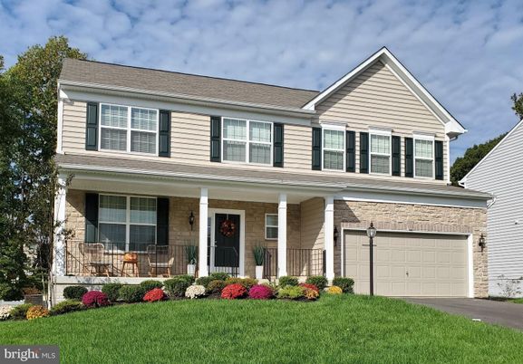 Attached, Exterior, Facade, Farmhouse