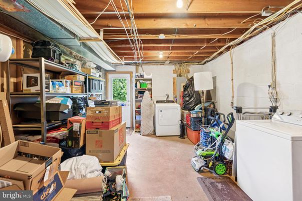 Interior, Washer, Wooden Beams