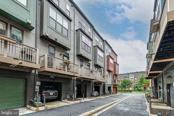 Exterior, Facade, Rowhouse
