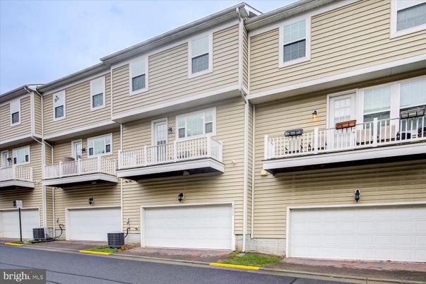Attached, Exterior, Facade, Rowhouse