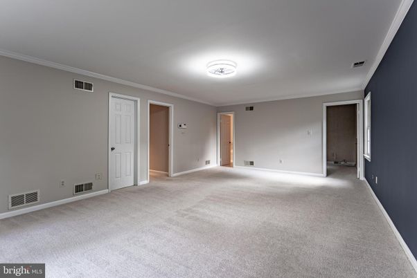 Empty room, Interior