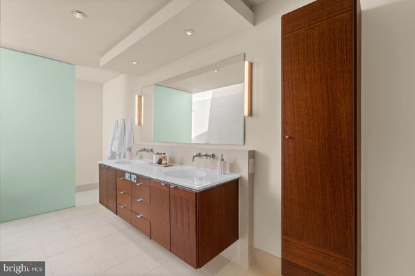 Bathroom, Dual Sink Vanities, Interior, Recessed Lighting