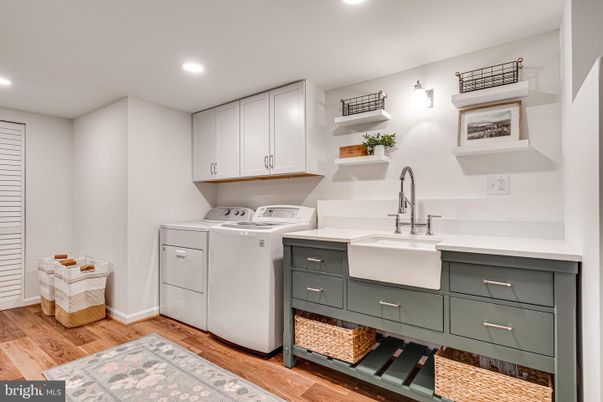 Interior, Recessed Lighting, Washer, Wood Texture Flooring