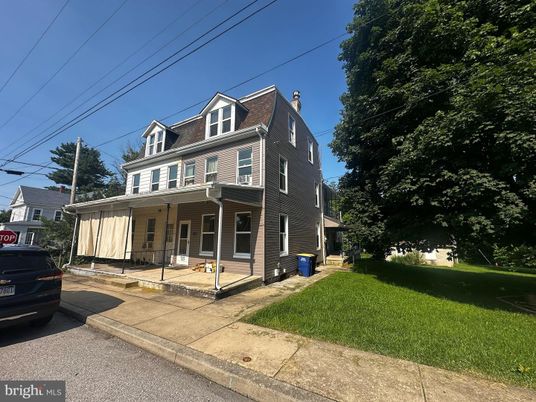 Exterior, Facade, American Foursquare