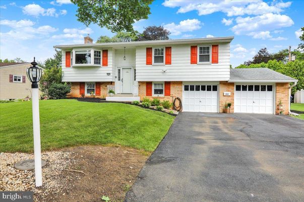 Attached, Exterior, Facade, Raised Ranch