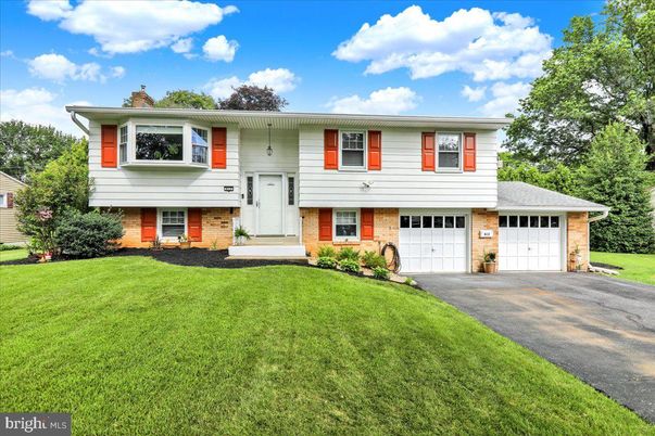 Attached, Exterior, Facade, Raised Ranch