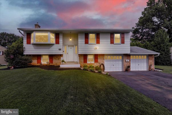 Attached, Exterior, Facade, Raised Ranch