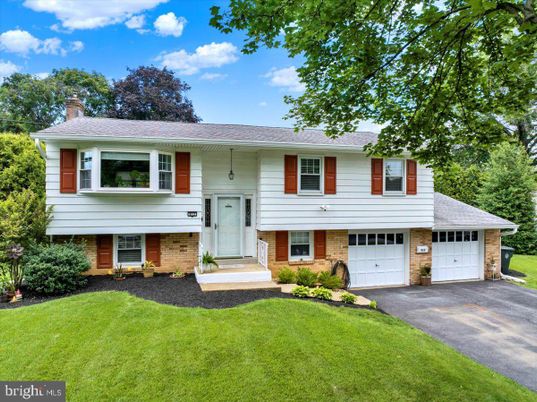Attached, Exterior, Facade, Brick Facade, Raised Ranch